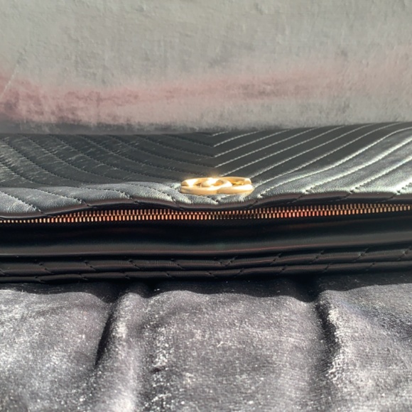 Chanel Chevon clutch - Picture 5 of 11